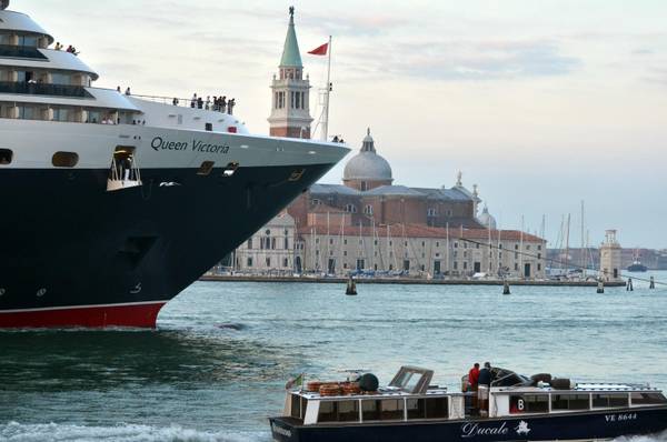La supernave Queen Victoria della Cunard mentre transita davanti piazza San Marco, ANSA/ANDREA MEROLA