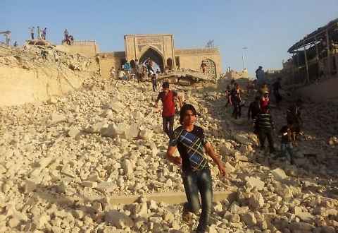 l'Isis distrugge le antiche mura assire nella citta di Mosul il 29 gennaio scorso