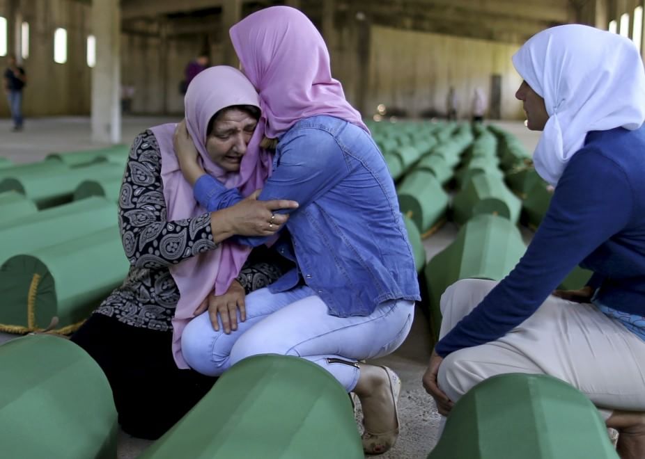 Risultati immagini per A Srebrenica si rinnova il dolore per il massacro del 1995. Al cimitero di Potocari la tumulazione dei resti delle altre vittime